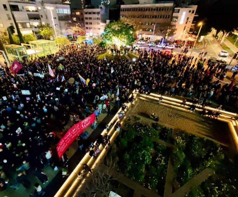 «Вічна війна не вихід»: тисячі ізраїльтян у Тель-Авіві вимагали зміни політичного курсу