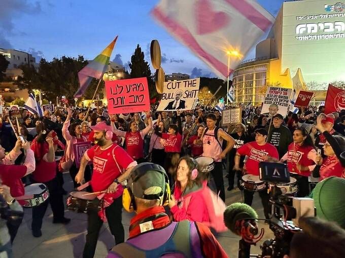 «Вічна війна не вихід»: тисячі ізраїльтян у Тель-Авіві вимагали зміни політичного курсу_1