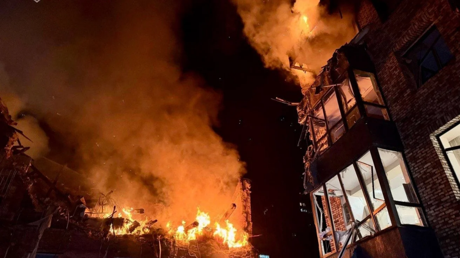 Більше десятка загиблих та понад 80 постраждалих — головне про нічну масовану атаку по Україні