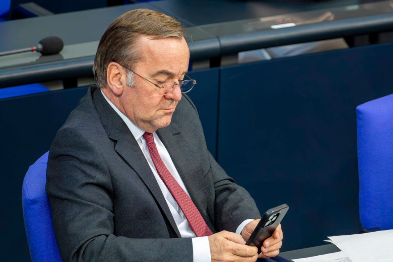 Міноборони Німеччини заборонило користуватися телефонами на роботі