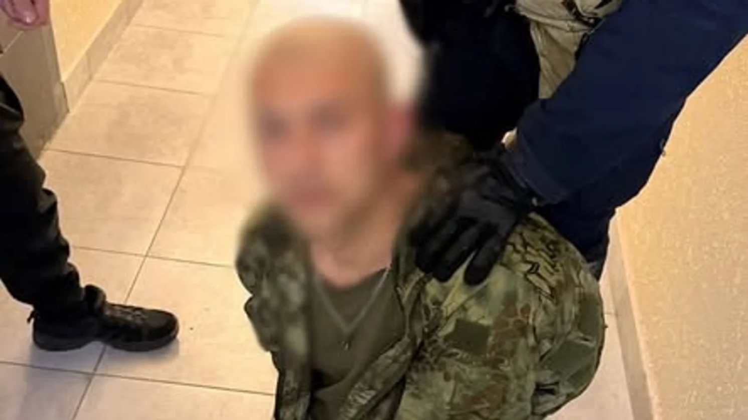 У Києві поліція затримала чоловіка, який ходив з автоматом по території ЖК