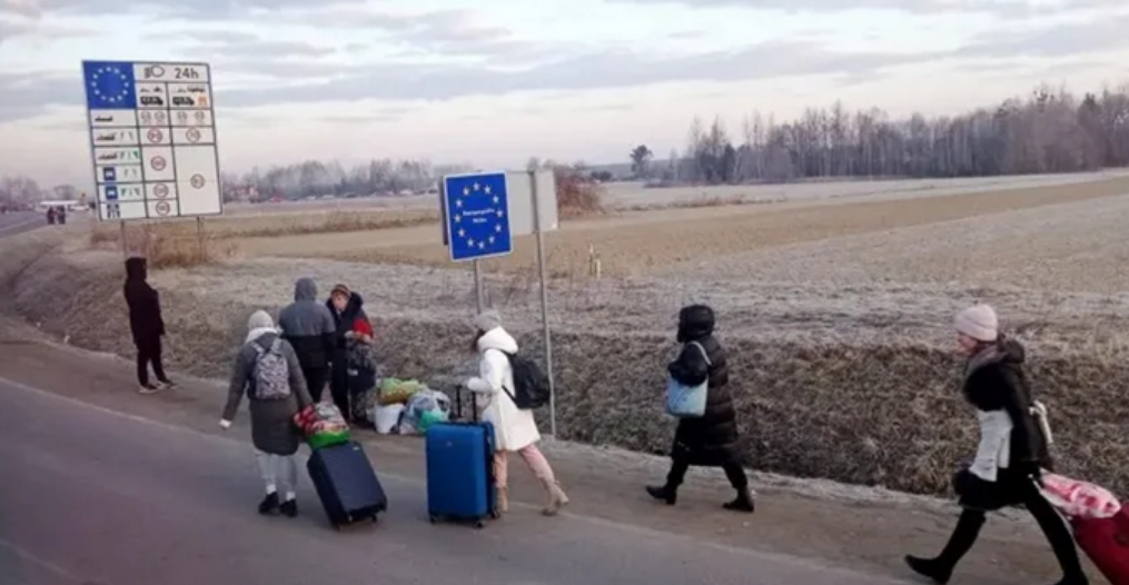 Виїзд жінок за кордон: адвокат пояснив, кого мають право не випускати за межі України