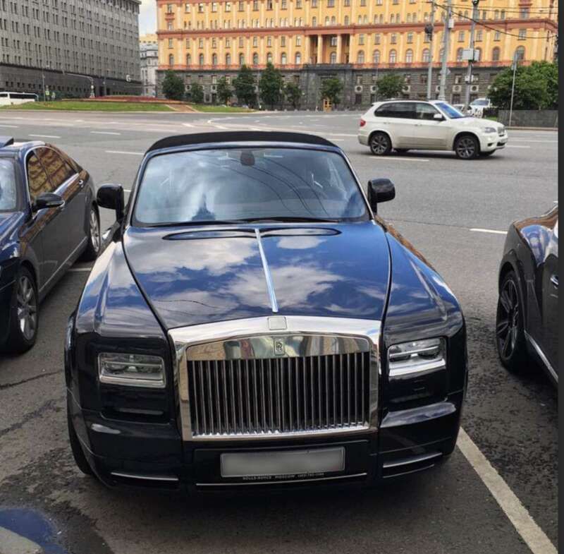 Авто Юрія Зінкіна, припарковане перед головною будівлею ФСБ на Лубянській площі у Москві. 