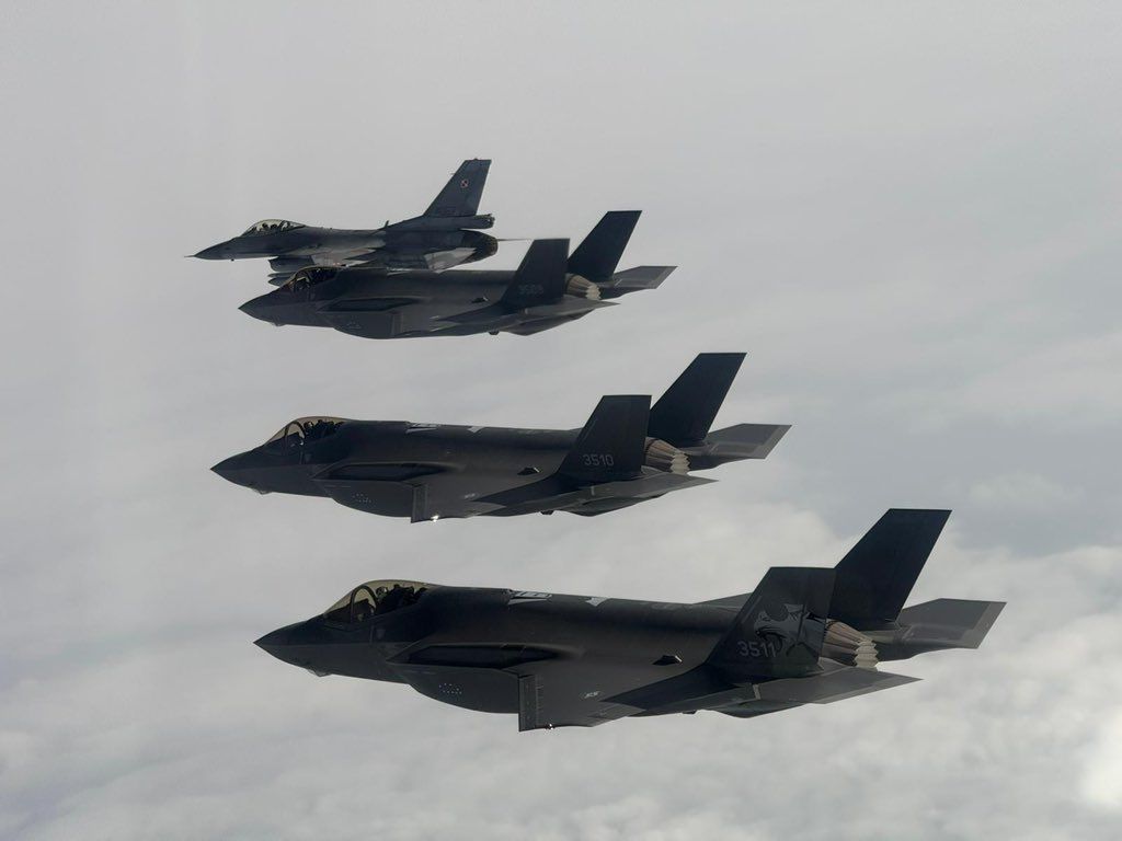 Три винищувачі F-35 у супроводі F-16 ПС Польщі