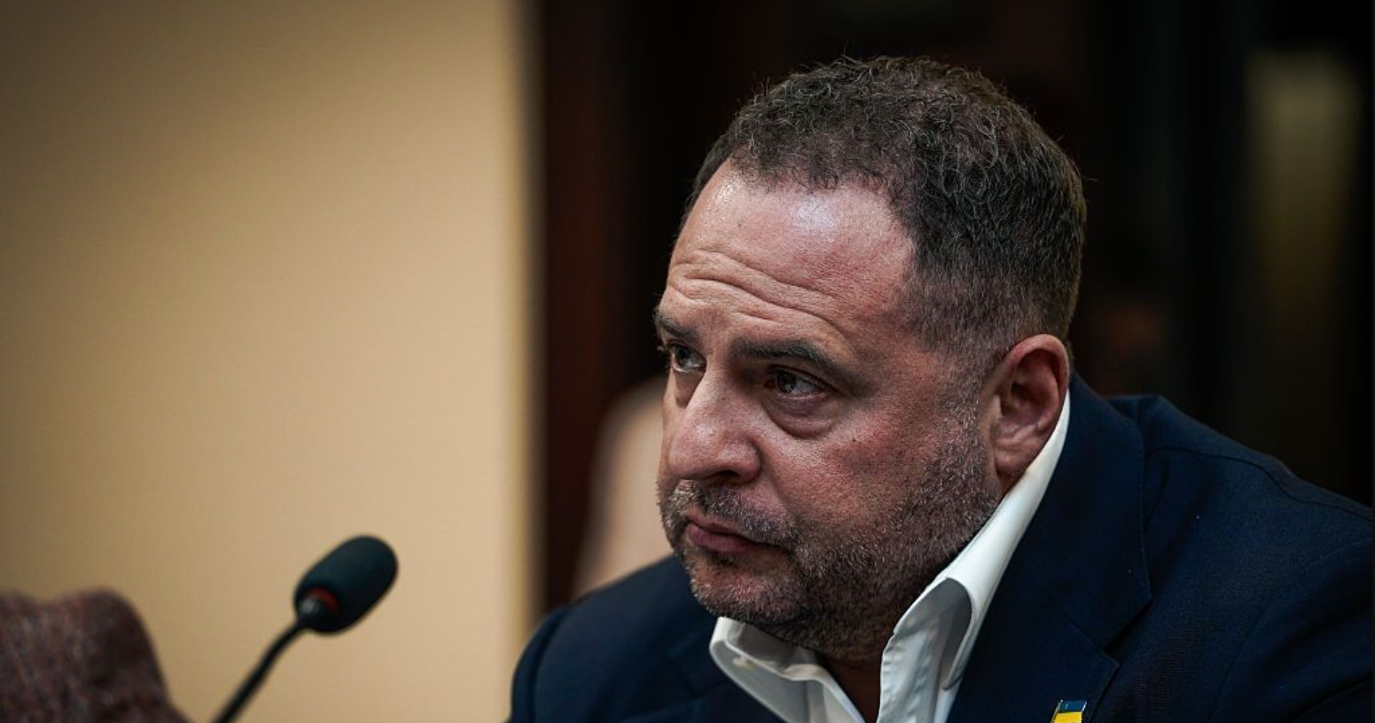 Козир Банкової: навіщо Єрмаку видали чотири дипломатичні паспорти