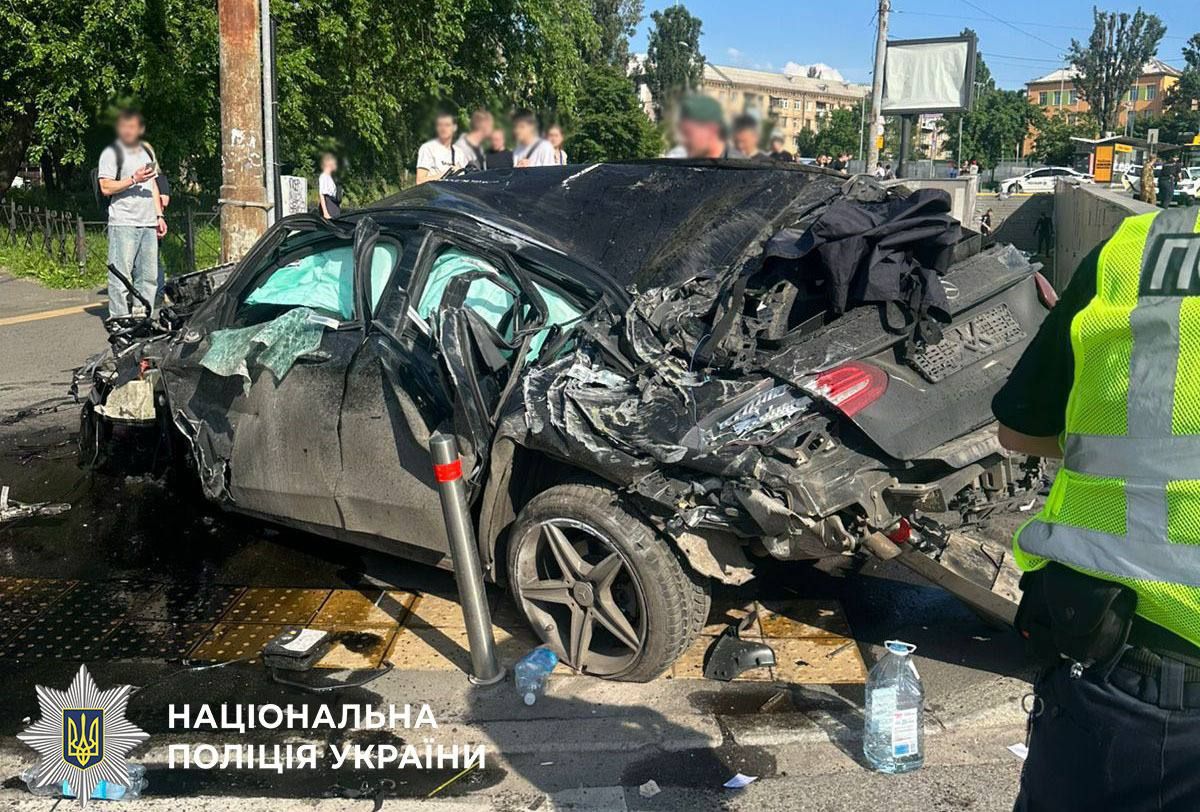 У Києві авто на великій швидкості виїхало на пішохідну зону — є загиблі та поранені