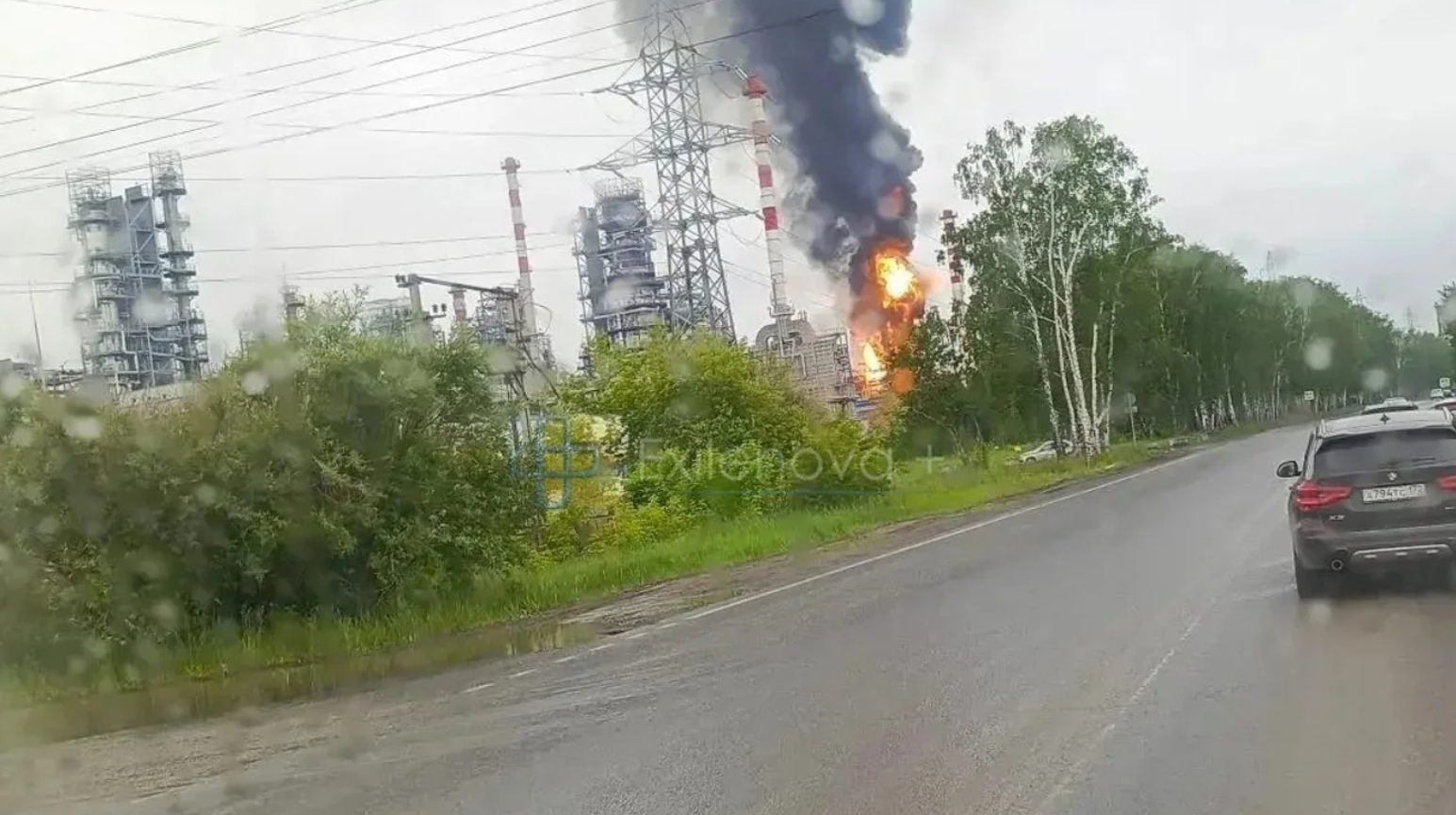 У Тюмені горить завод, який називав себе єдиним у рф приватним великим НПЗ