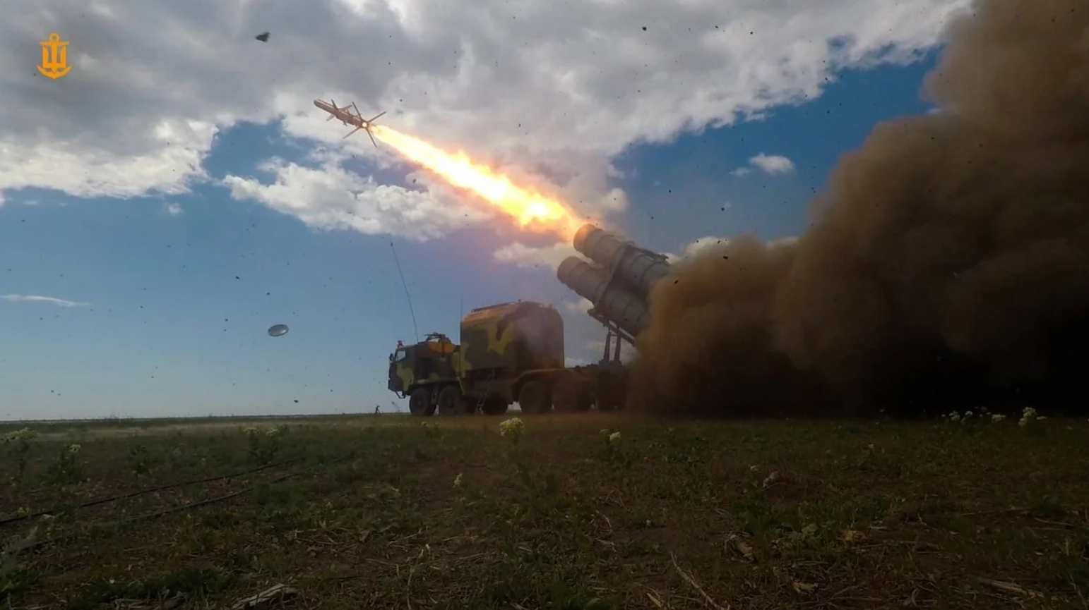 Сили оборони ракетою «Нептун» уразили військовий об'єкт рф у Севастополі