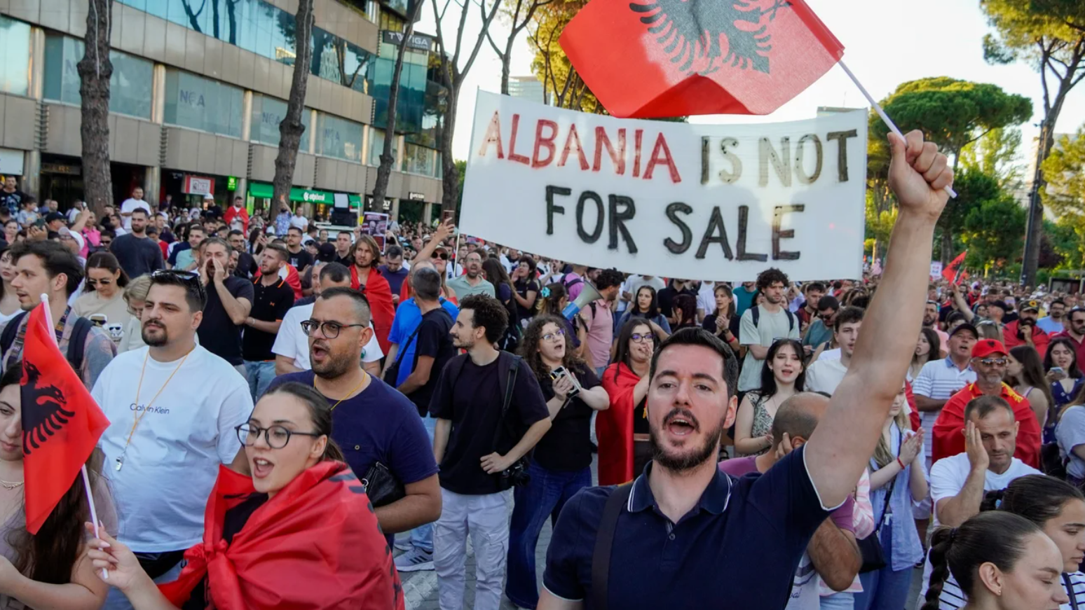 «Революція фламінго» в Албанії, розпалена через зятя Трампа, переросла в антиурядові протести