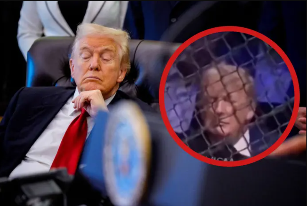 Трамп заснув на власному святі