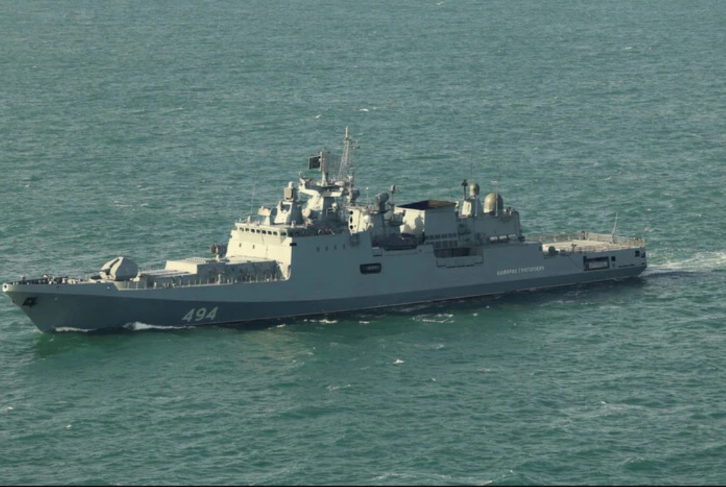 російський корабель відкрив вогонь по британській яхті