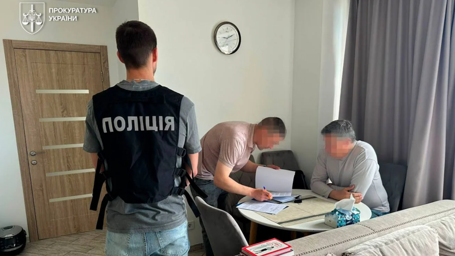 Колишнього в. о. міністра культури підозрюють у сприянні незаконного виїзду за кордон