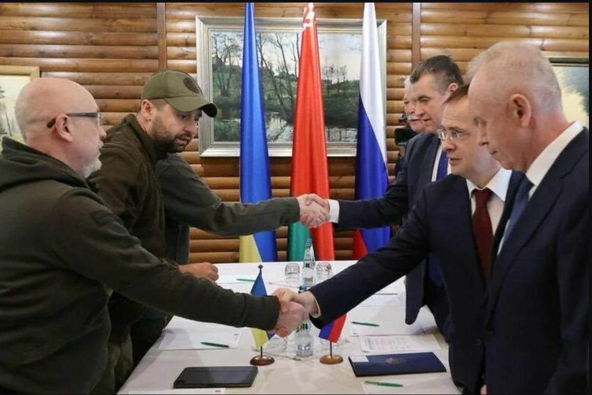 Члени делегацій росії та України тиснуть один одному руки перед поновленням переговорів у 2025 році