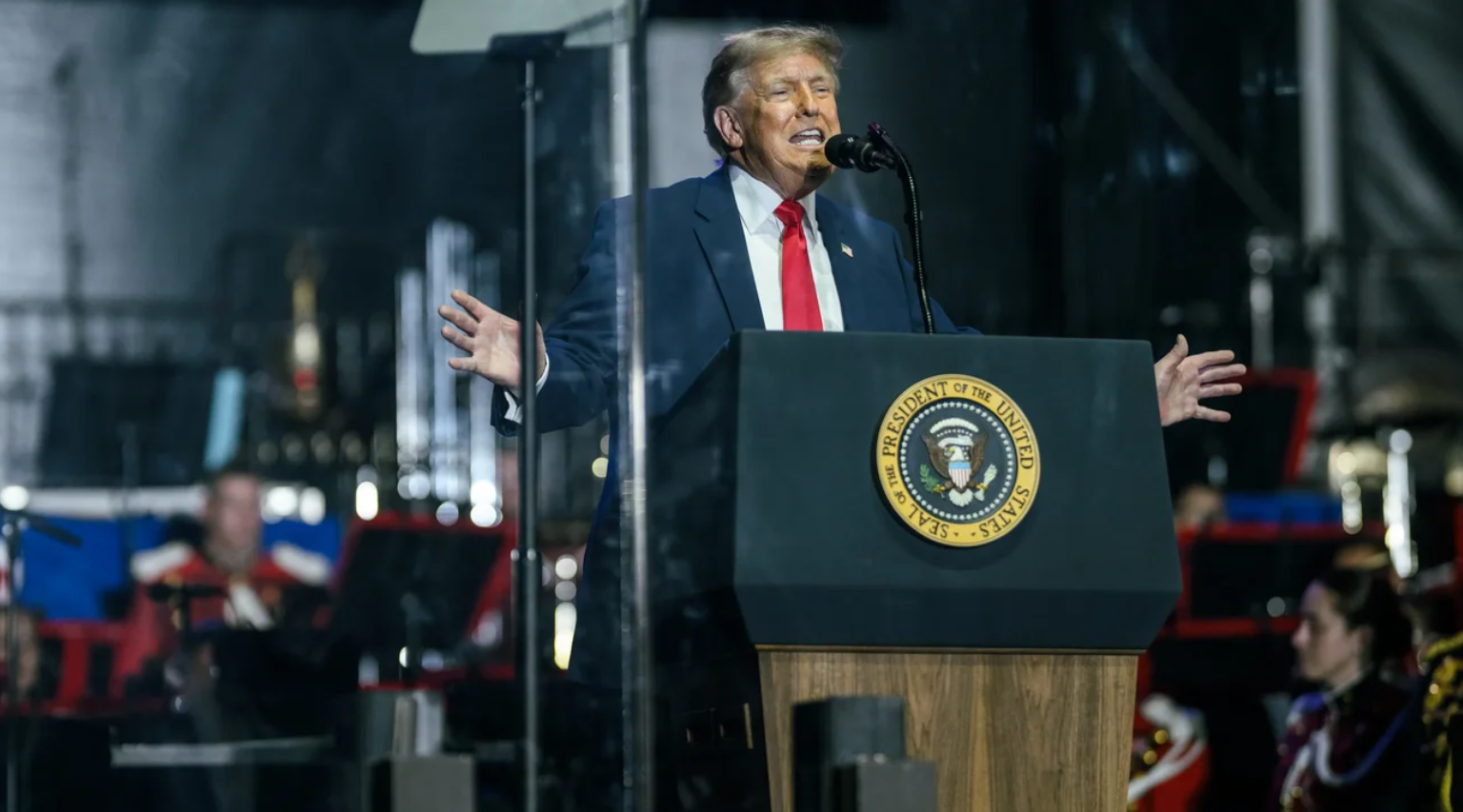 У США представили оновлений дизайн паспорта з портретом Трампа до 250-річчя незалежності