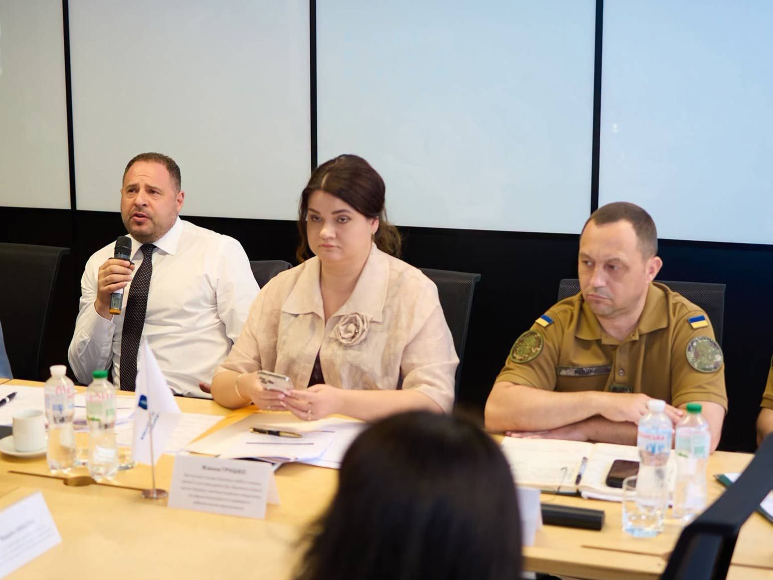 Андрій Єрмак і його заступниця у Комітеті з питань захисту постраждалих від збройної агресії при Національній асоціації адвокатів Жанна Грушко (на фото: зліва направо)