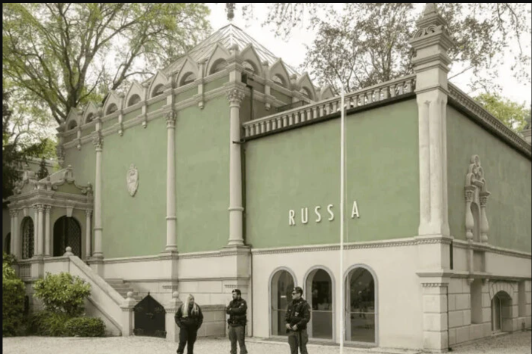 Єврокомісія забирає €2 млн у бієнале через російський павільйон