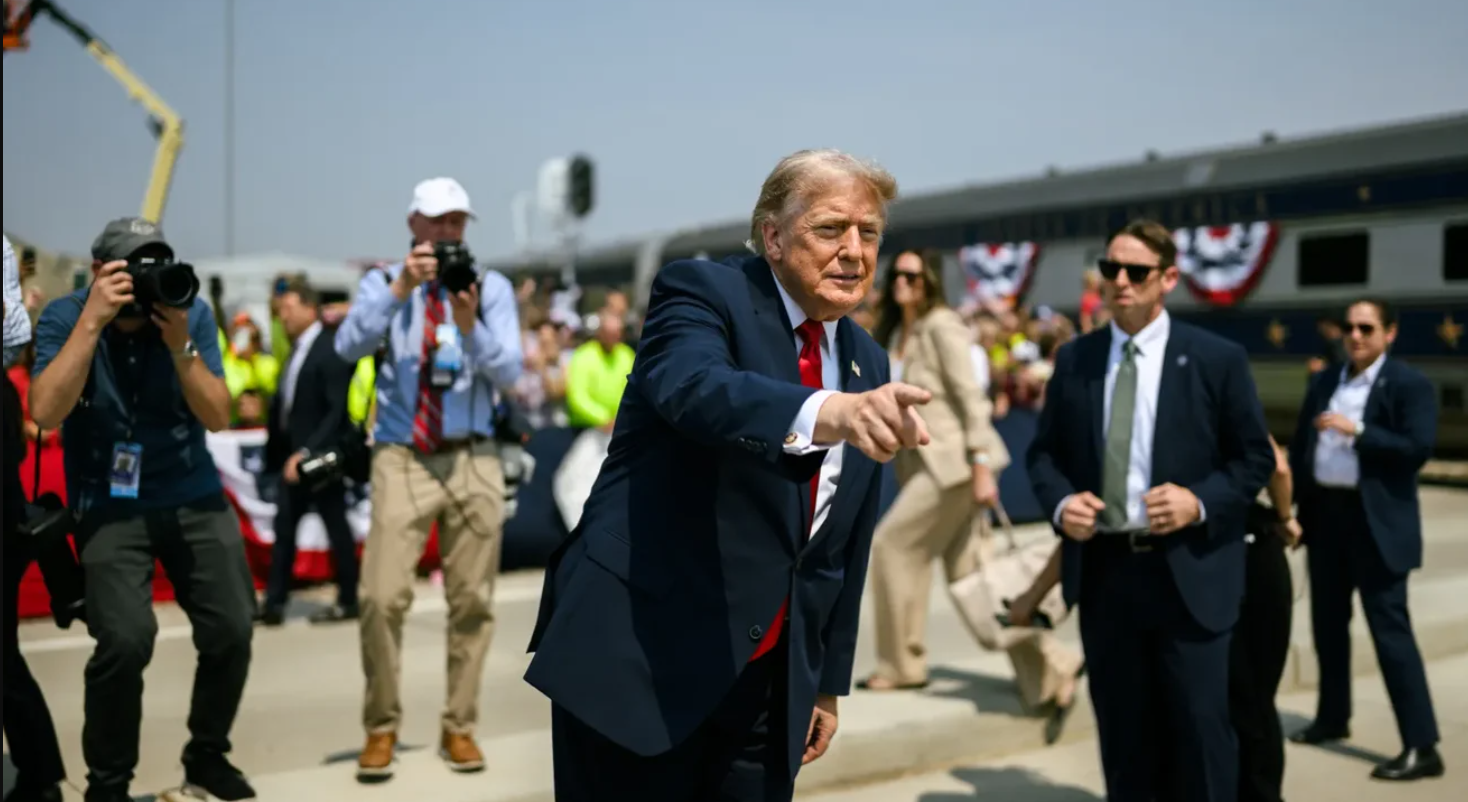 Трамп заявив, що вирішив не брати 20% вартості товарів з суден в Ормузькій протоці