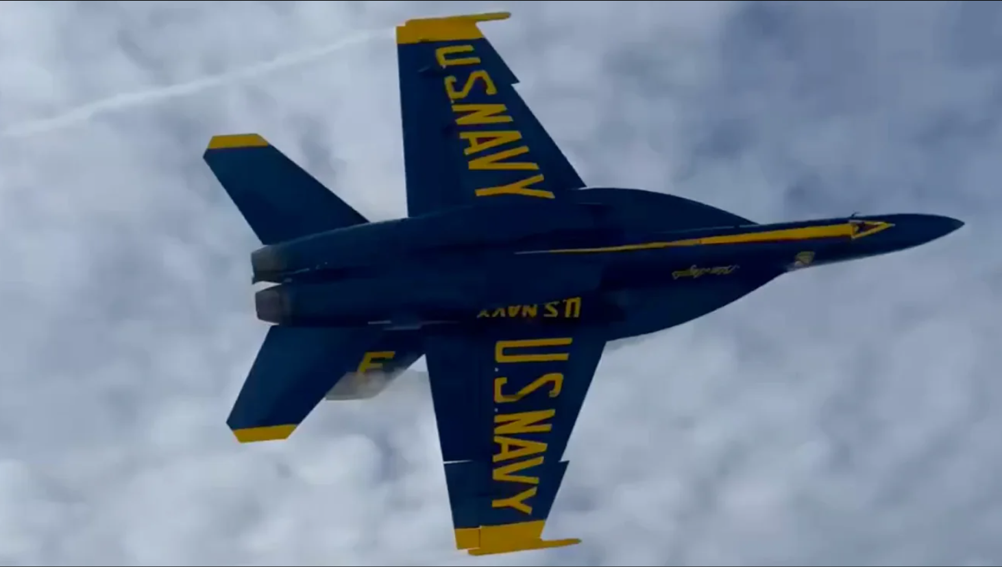 У США не буде покарань для пілотів F/A-18, які на низькій висоті пролетіли над переповненим пляжем