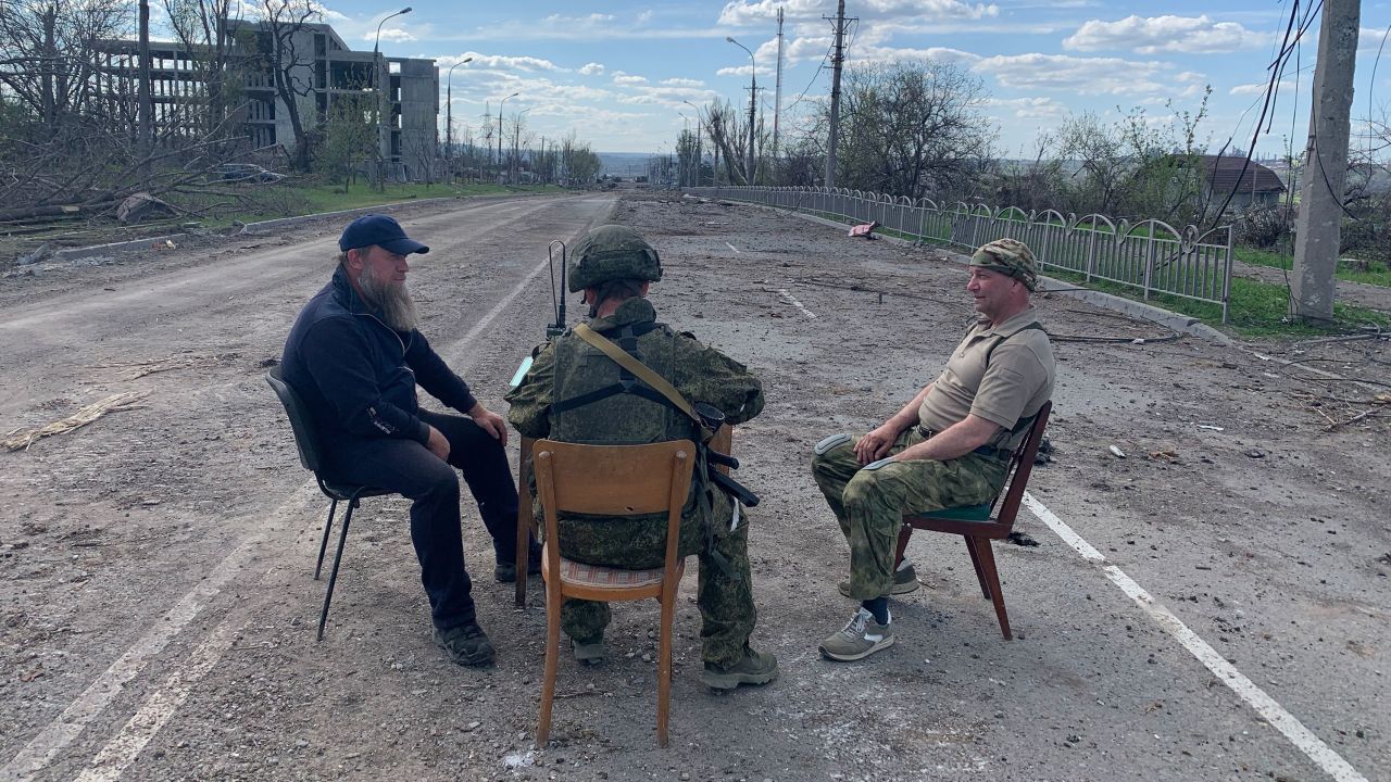 Олександр Ковальов (ліворуч) підчас зустрічі з російським генерал-лейтенантом Андрієм Сичовим (посередині) та Валентином Крижановським (праворуч) на безлюдній дорозі в Маріуполі, 27 квітня 2022 р. 