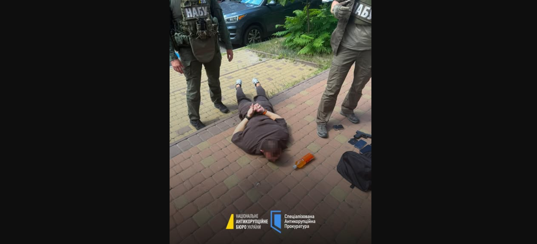 ВАКС взяв під варту підозрюваного у вимаганні 1 мільйона доларів за уникнення екстрадиції до рф