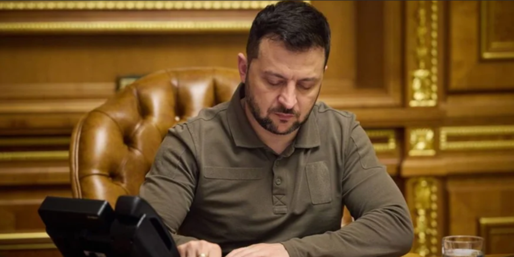 Президент, повноваження якого припинені, звільняє послів