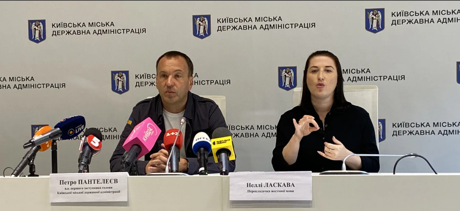 Вирубку дерев на Теремках для прокладання теплотраси тимчасово зупинили
