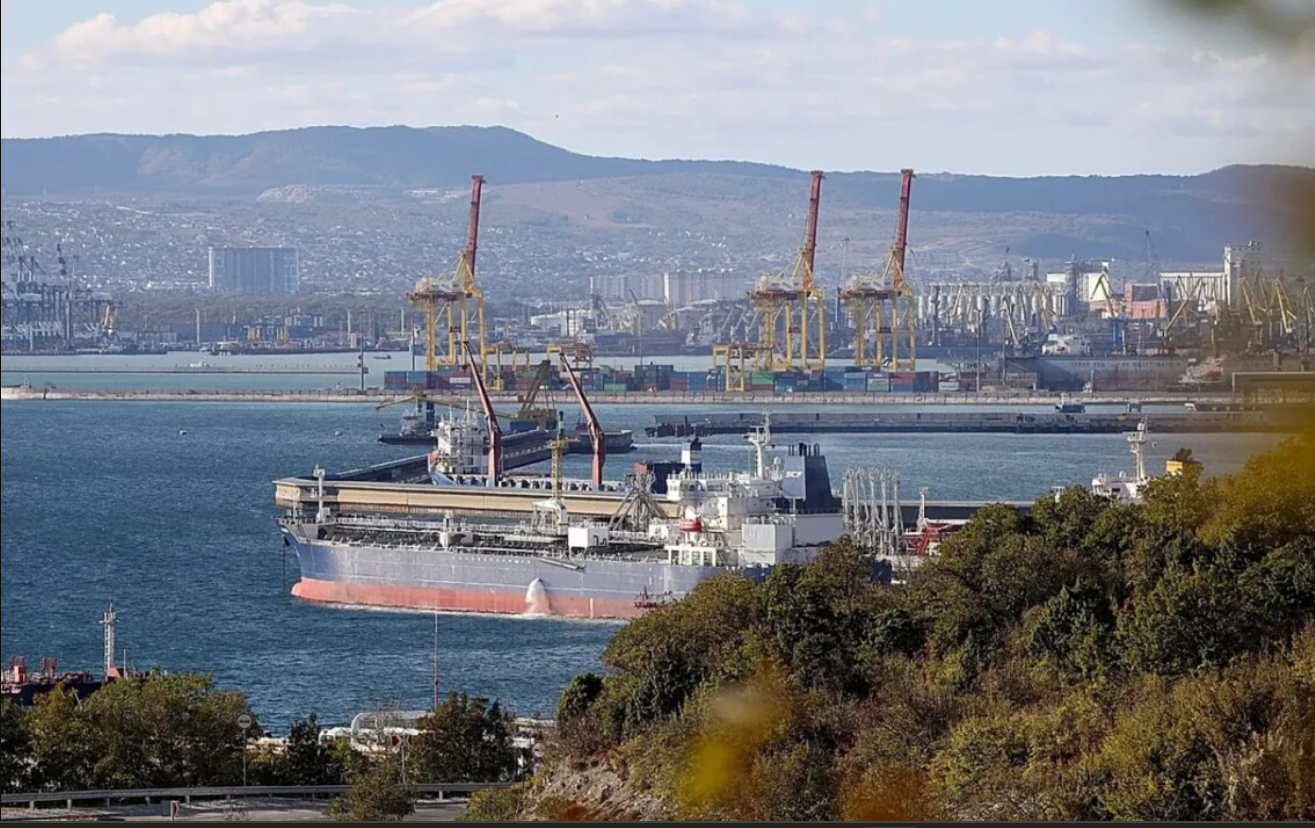 У Новоросійську після атаки дронів зупинили експорт нафти з терміналу «Шесхаріс»