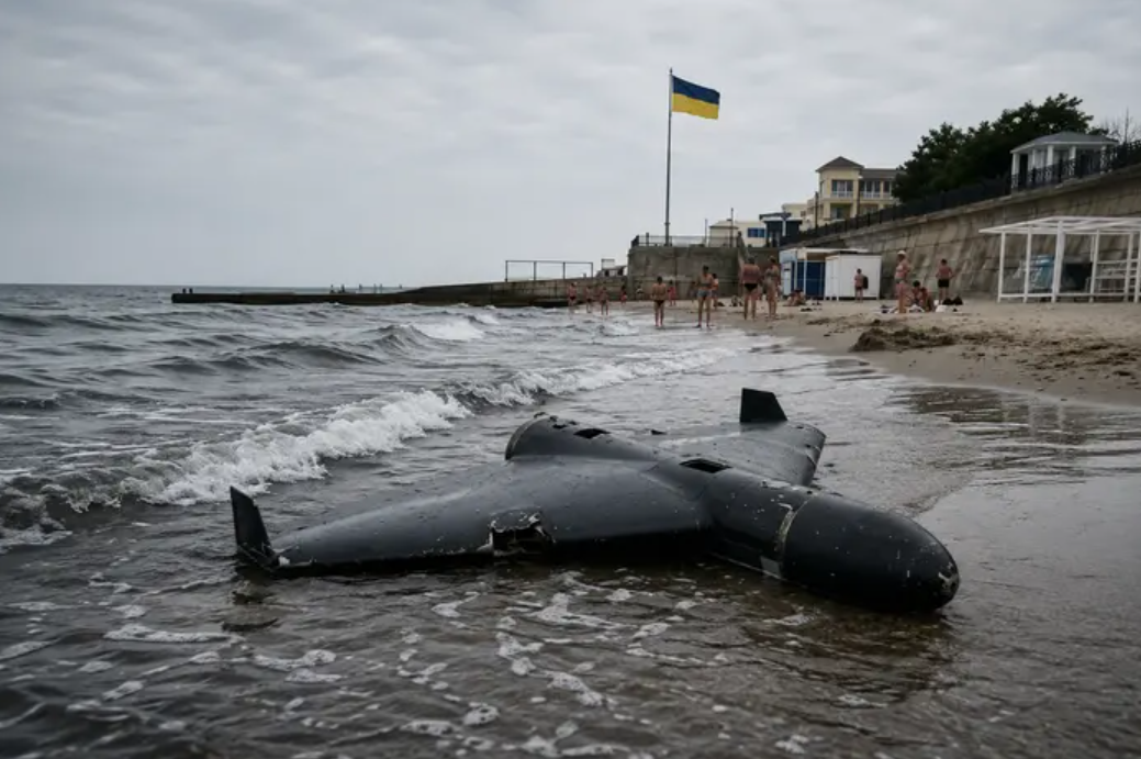 FT розповіло, як Одеса живе між пляжем і обстрілами
