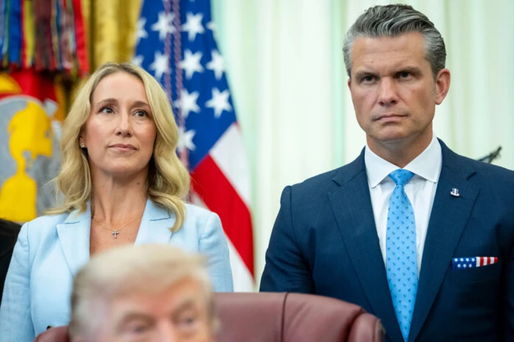 Дружина очільника Міністерства війни США стала однією з найвпливовіших людей у Пентагоні – NYT