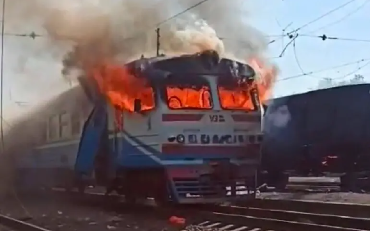 Дрон влучив в електропоїзд на Харківщині: є загиблі та поранені, серед них — дитина