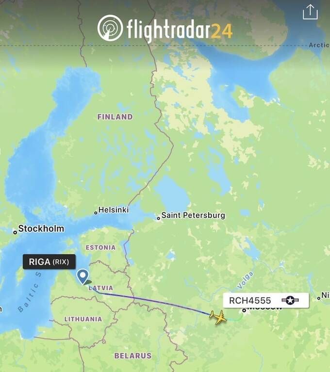 До Москви прилетів військово-транспортний літак ВПС США_1