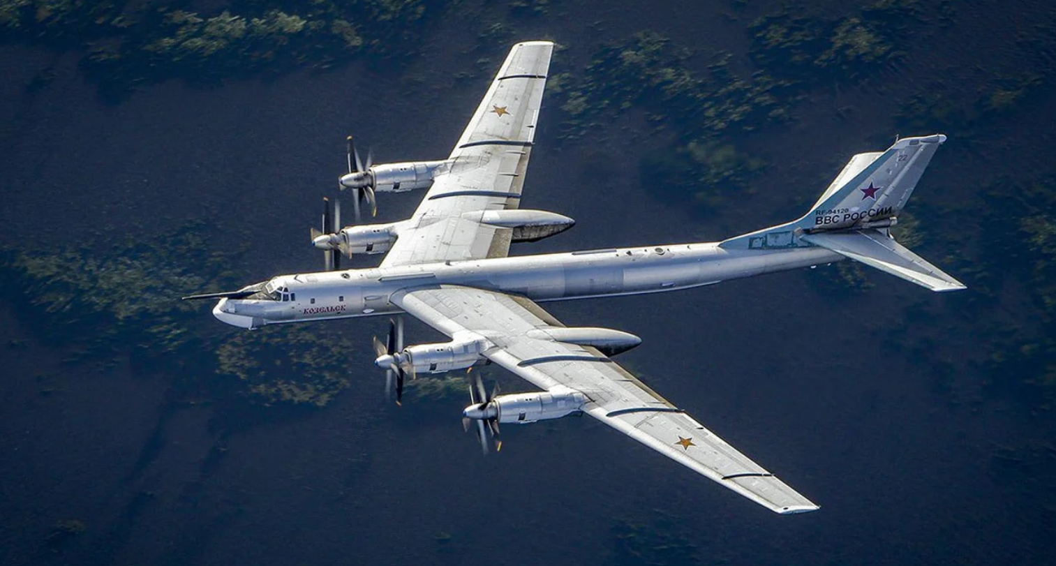 На аеродромі «Енгельс» СБУ уразила російський літак Ту-95МС, якими рф обстрілює Україну