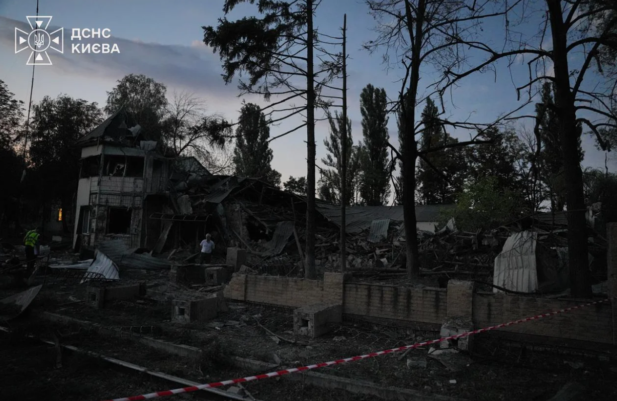 росія вночі прицільно вдарила по депо «Укрзалізниці» в Києві, загинули 7 людей