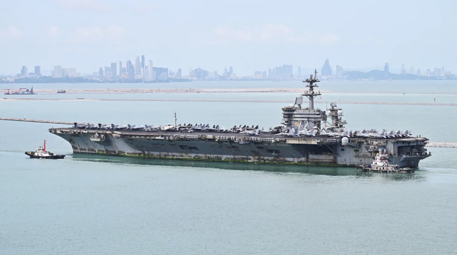 Після понад 200 днів у морі авіаносець США «Авраам Лінкольн» пришвартувався до тайської Паттайї