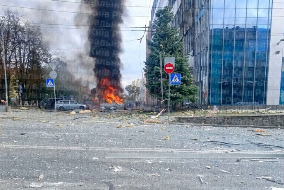 У Києві російський дрон влучив в офісну будівлю — троє людей загинуло, також є постраждалі