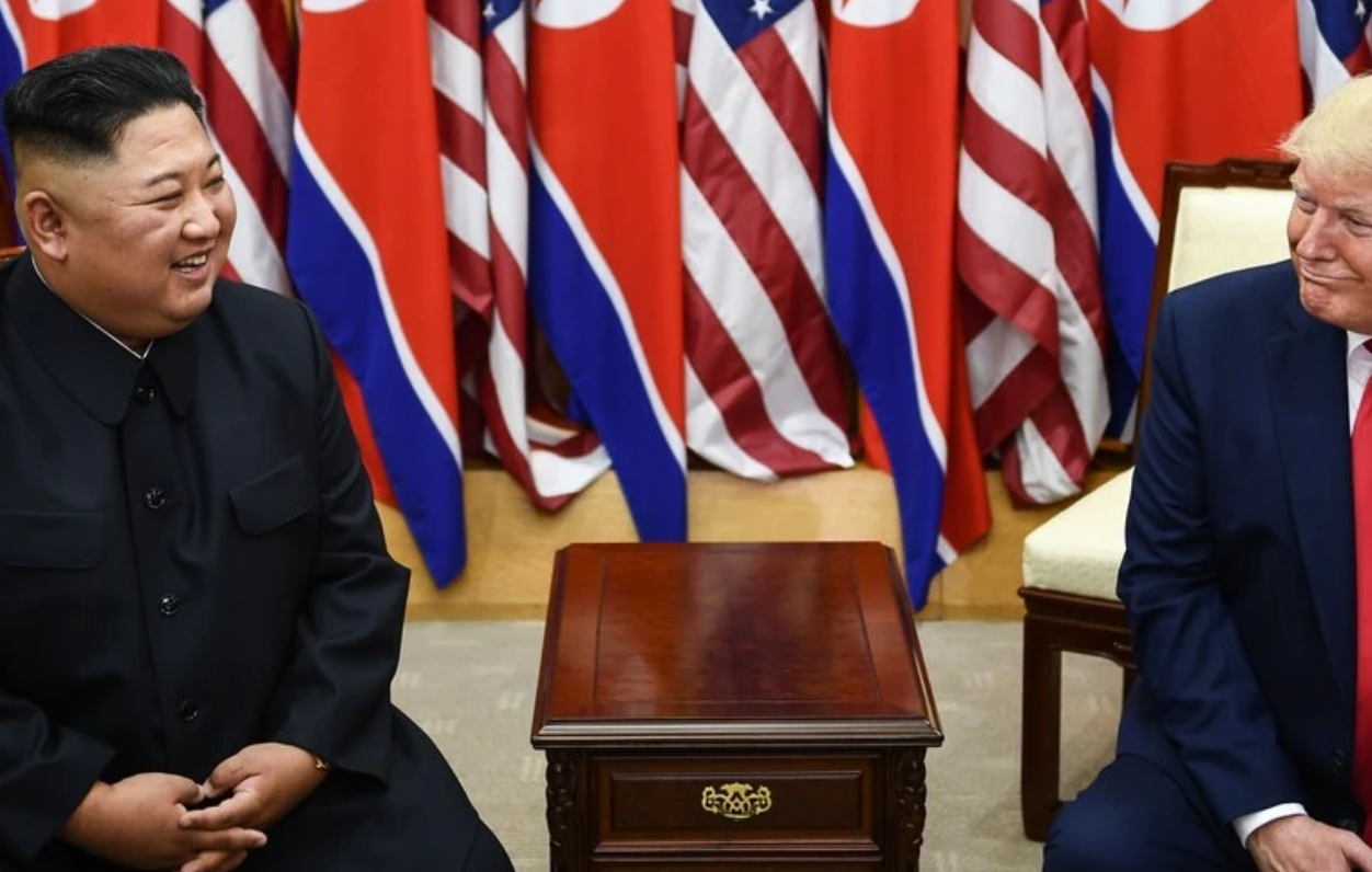 «Він мій друг, я йому подобаюся»: Трамп пояснив, чому КНДР може мати ядерну зброю, а Іран — ні
