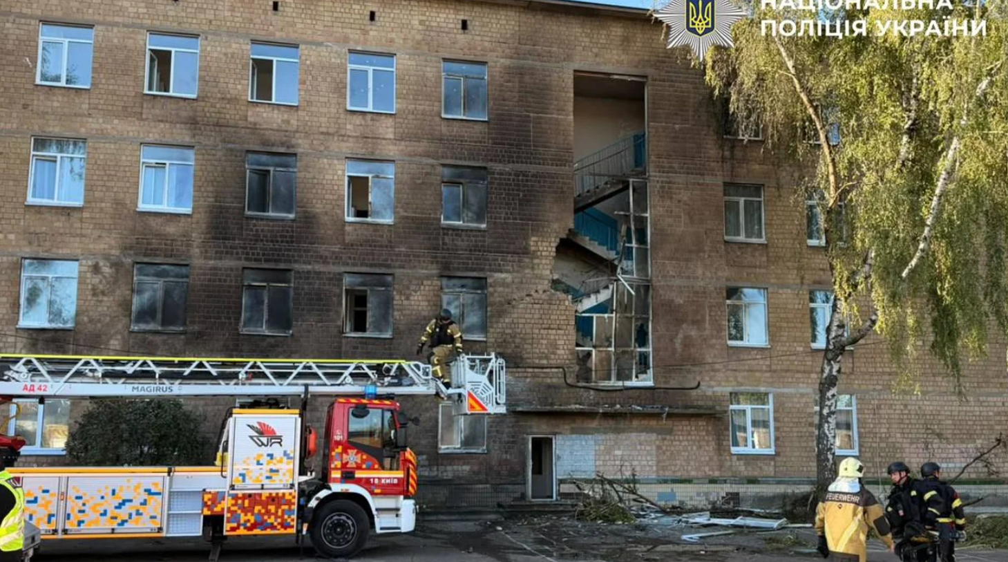 росіяни вдарили дроном школу в Солом’янському районі Києва