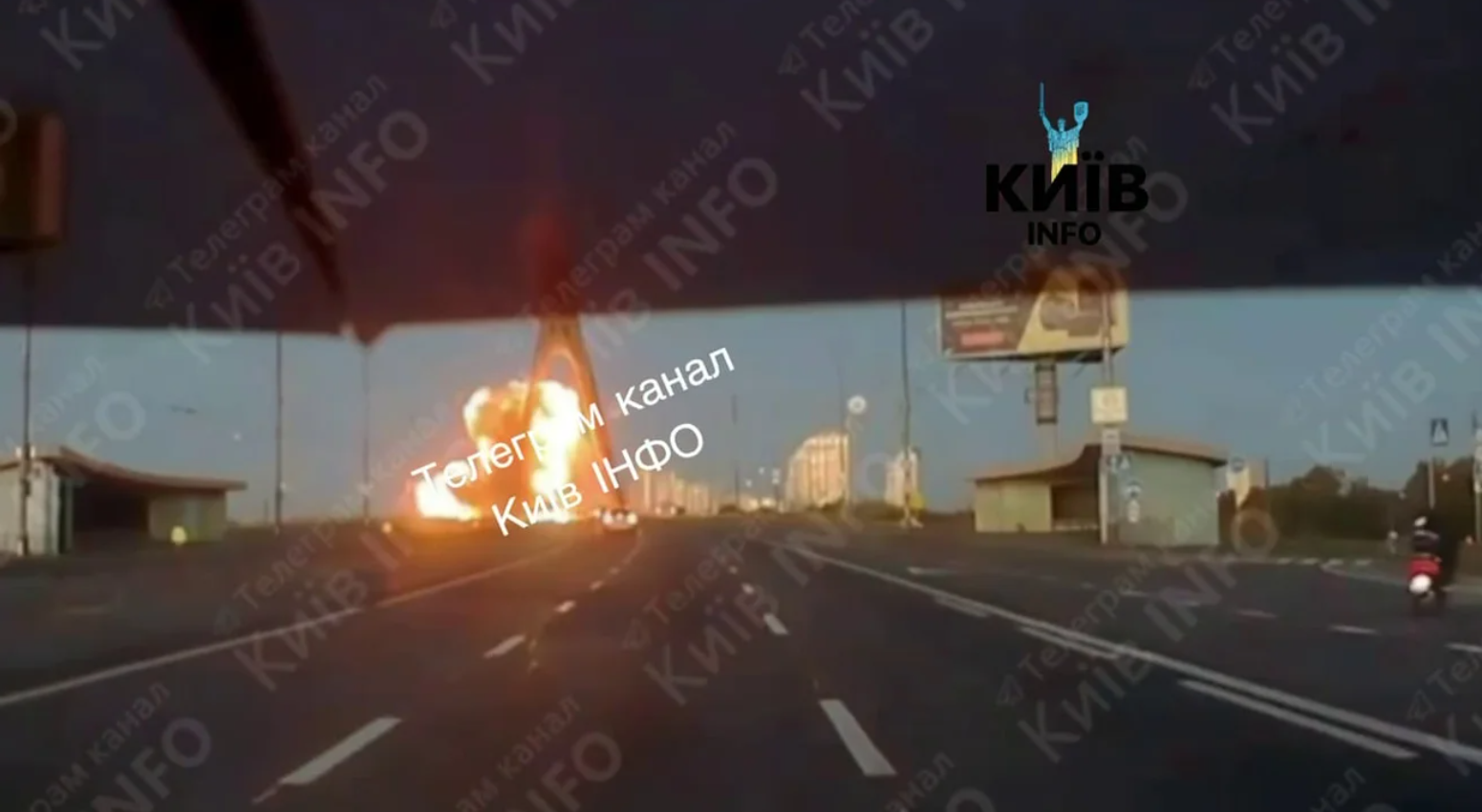 росіяни влучили у Північний міст у Києві, рух через нього перекрили