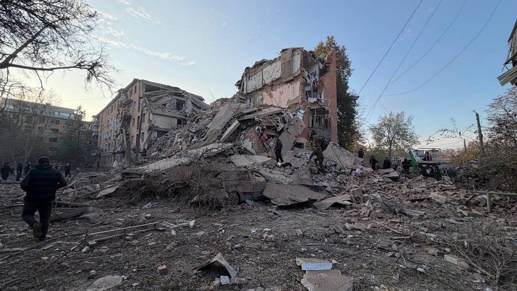 Армія рф також поцілила ракетою в багатоповерхівку у Прилуках