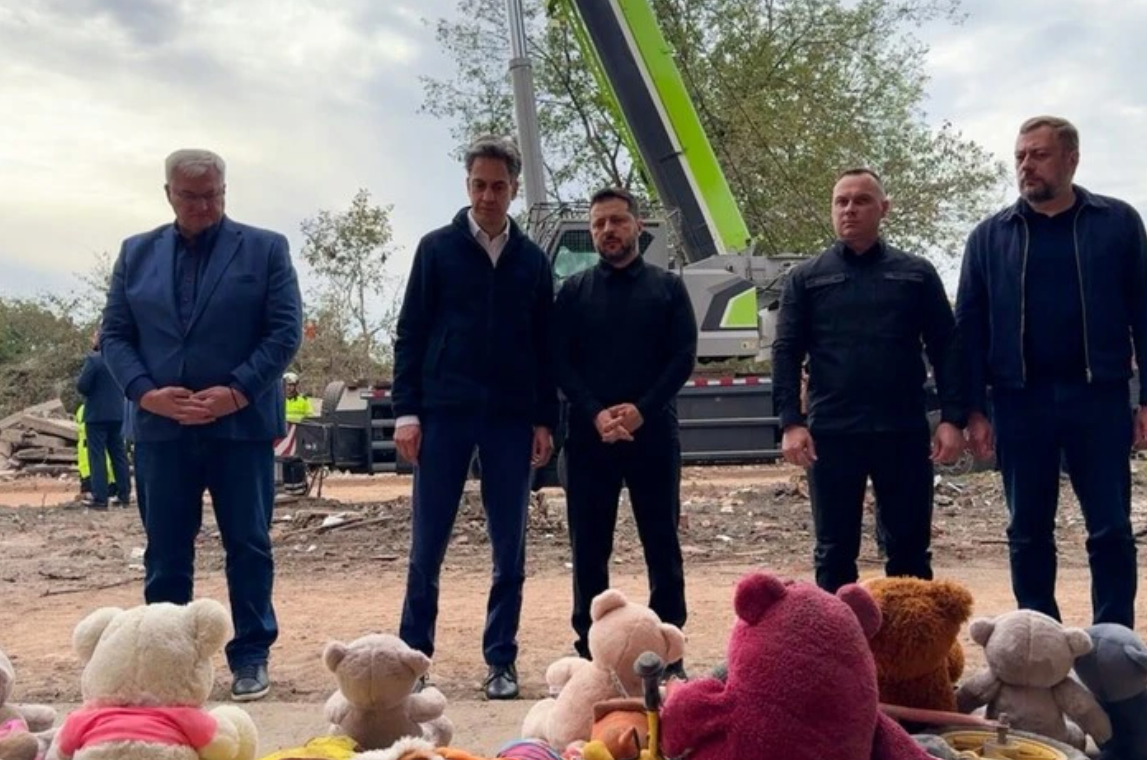 Три мільярди на «потужно», ведмедики — на руїни