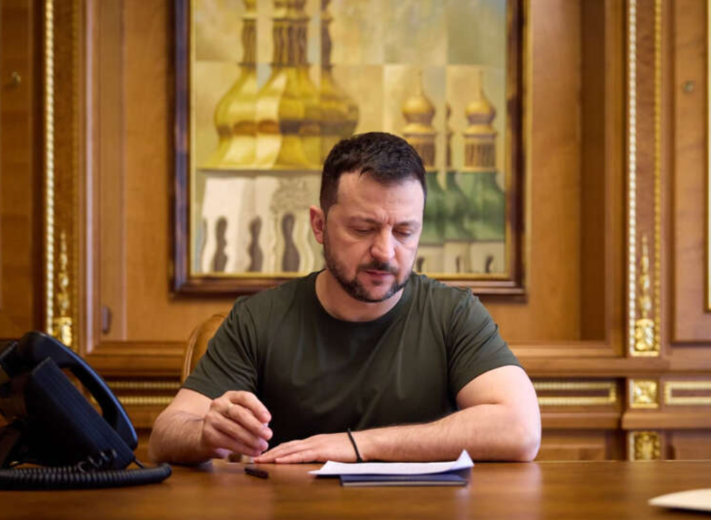 Зеленський знищує Україну і державну мову