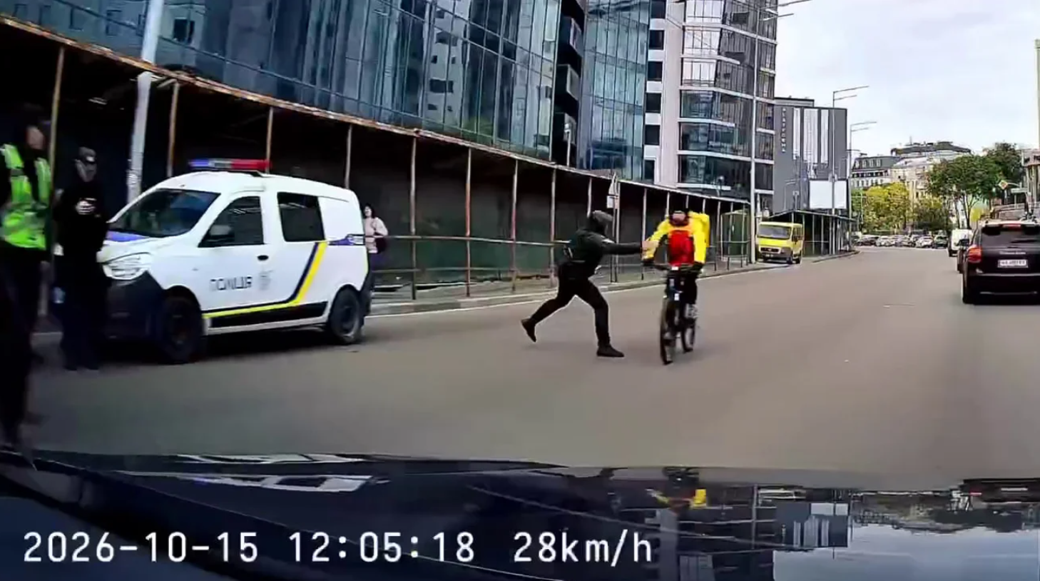 У мережі поширюють відео, де поліціянт штовхнув велосипедиста під машину