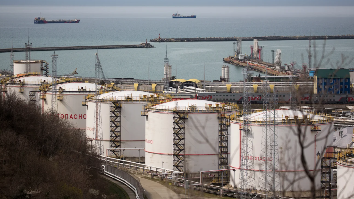 Доходи росії від нафти й газу в жовтні можуть зрости на 10% — Reuters