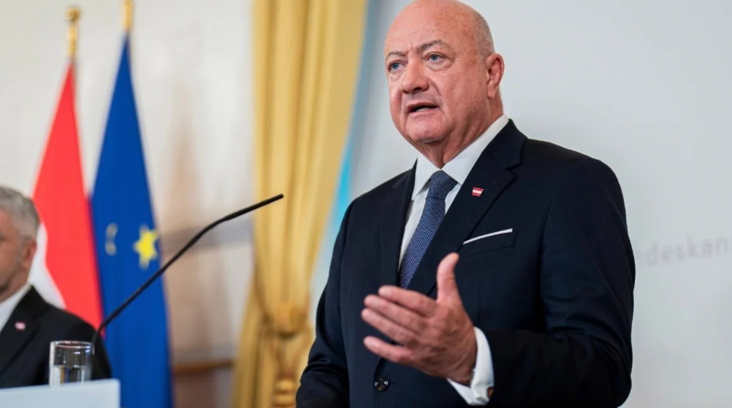 Канцлер Австрії закликає «прозоро пояснити» дефіцит бюджету України
