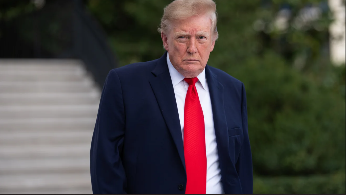Напередодні проміжних виборів рейтинг підтримки Трампа впав до рекордного 31% — опитування Reuters