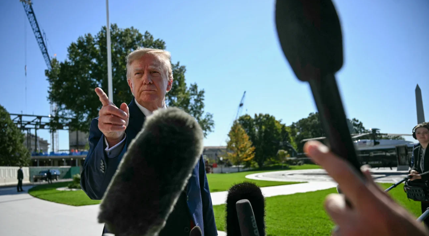 Трамп хоче відкрити в Білому домі басейн замість зали для журналістів — NYT