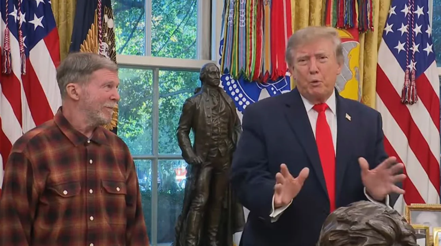 Трамп назвав «дурними» людей, які хотіли санкції проти росії, бо тоді б не звільнили Габбарда